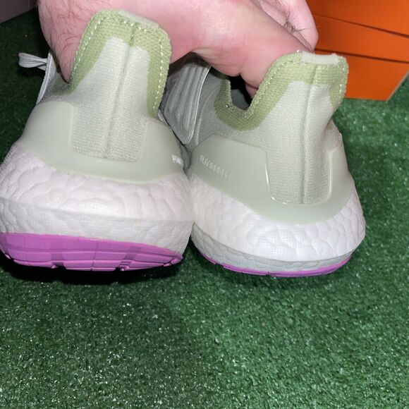 Adidas Ultra Boost 22 Linen Green White Running Shoes GX9162 Women's Size 6 - Picture 5 of 7